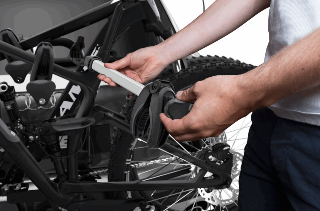 fixation d'un vélo électrique sur le porte vélo